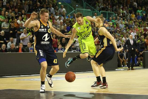 Simon Schmitz (gelb-medi_Bayreuth) vs. Leon Radosevic (li.) und Niels Giffey (re.) (schwarz-Berlin) , medi Bayreuth vs Alba Berlin, Beko Basketball Bundesliga, 2. Spieltag, 04.10.2014, , EP_mat