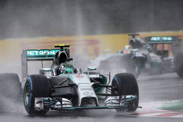 05.10.2014 - Race, Nico Rosberg (GER) Mercedes AMG F1 W05 leads Lewis Hamilton (GBR) Mercedes AMG F1 W05 Japanese Grand Prix, Suzuka 2 - 5 October 2014 