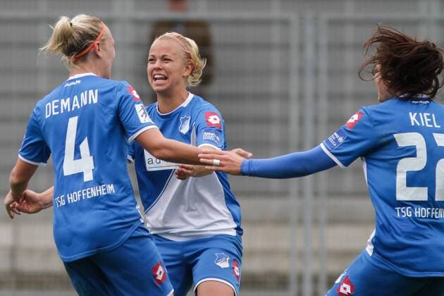 v.li.: Torschützin Kristin Demann (TSG Hoffenheim) jubelt mit Stephanie Breitner (TSG Hoffenheim) und Katharina Kiel (TSG Hoffenheim), Jubel, Torjubel, Torerfolg, celebrate the goal, goal, celebration, Jubel ueber das Tor, optimistisch, Action, Aktion, Fussball, Allianz Frauen-Bundesliga, TSG 1899 Hoffenheim - SC Sand, xozx