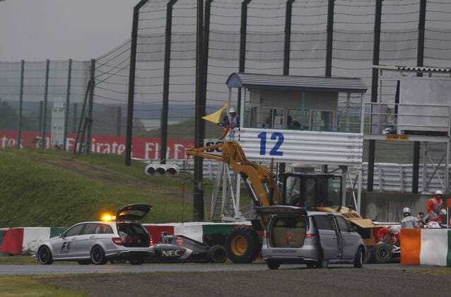 Motorsports: FIA Formula One World Championship 2014, Grand Prix of Japan, crash of 99 Adrian Sutil (GER, Sauber F1 Team) and 17 Jules Bianchi (FRA, Marussia F1 Team), xHOCHxZWEIx