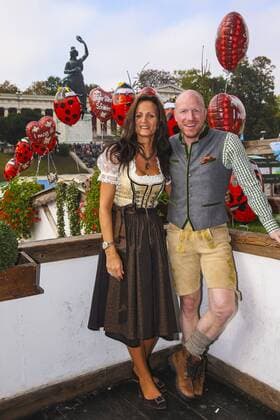 Karin, Ehefrau von Matthias SAMMER in Tracht, Lederhose oder Dirndl FC BAYERN MUENCHEN in bayerischer Tracht auf der Wiesn, Kaefer Zelt, Wiesnschaenke, Oktoberfest in München am 05.10.2014 Saison 2014 2015, Saison1415 , FCB