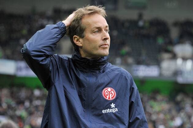 Borussia Moenchengladbach vs. FSV Mainz 05 --- Fussball --- 1.Bundesliga --- 05.10.2014 Kasper Hjulmand (Trainer Mainz), kratzt sich am Kopf, nachdenklich, Mimik, Gestik, Einzelbild, halbe Figur