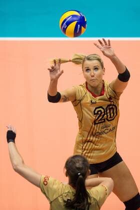 05.10.2014, Pala Trieste, Triest Volleyball, FIVB Volleyball Women s World Championship 2014, 2. Runde, Deutschland (GER) vs. Aserbaidschan (AZE) Wiebke Silge ( 18 GER), Zuspiel Mareen Apitz ( 20 GER)