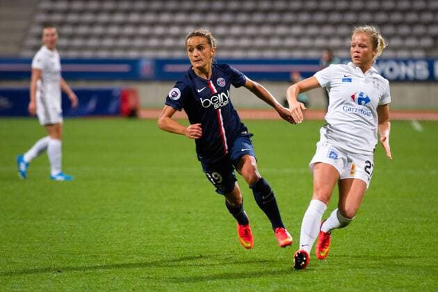 Fussball, Division 1 Feminine, Frankreich, Paris Saint-Germain - FCF Juvisy, v.li.: Gaetane Thiney (FCF Juvisy) Fatmire Alushi (Paris Saint-Germain) Julie Soyez (FCF Juvisy) , xsdx