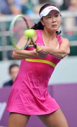 Peng Shuai of China returns a hit during the women s singles 1st round match at the 2014 Tianjin Open tennis tournament in Tianjin, north China, on Oct. 7, 2014. Peng Shuai won 2-1. ) (SP)CHINA-TIANJIN-TENNIS-WTA-OPEN YuexYuewei 