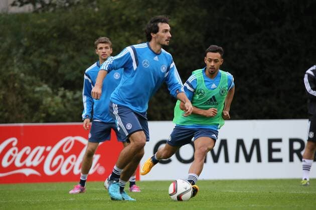 Mats Hummels mit Karim Bellarabi - Training der Deutschen Nationalmannschaft in Frankfurt