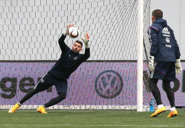 MOSCOW REGION, RUSSIA. OCTOBER 7, 2014. Goalkeeper Yuri Lodygin (L) practices during a training session of the Russian national football team ahead of the UEFA Euro 2016 qualifying matches, at Arena Khimki Stadium.  premiumd RE1512E9