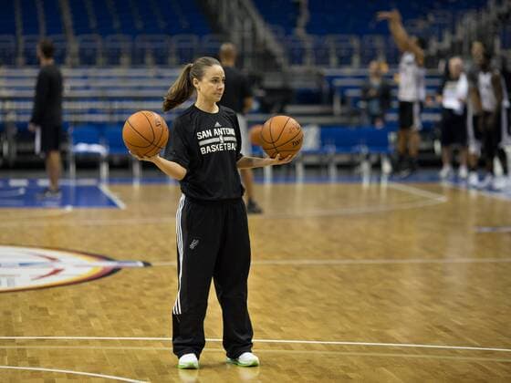 Europa-Tournee der NBA Basketball Herren USA Vor dem Global-Games-Spiel des fünffachen NBA-Champion San Antonio Spurs gegen den deutschen Pokalsieger Alba Berlin trainieren die Spieler der nordamerikanischen Profiliga in der O2-World. Co-Trainerin Becky Hammon, die erste weibliche Trainerin in der Profiliga. San Antonio Spurs in Berlin