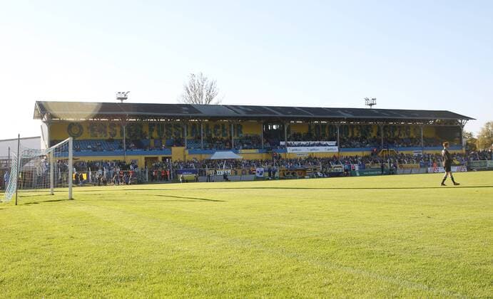 Leipzig, 03.10.2014, Bruno Plache Stadion, Fußball, NOFV Oberliga Süd , Heimspielstätte 1. FC Lokomotive, Im Bild: Haupttribüne des Lok Stadions in Leipzig - Probstheida