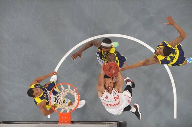 08.10.2014 - Basketball - Saison 2014 2015 - 1. Bundesliga Beko BBL - 03. Spieltag: Brose Baskets Bamberg - Phoenix Hagen - HMI - Elias Harris (20, Brose Baskets Bamberg) mit Rebound vor Larry Gordon (23, Phoenix Hagen), David Bell (5, Phoenix Hagen) und Zamal Nixon (8, Phoenix Hagen)