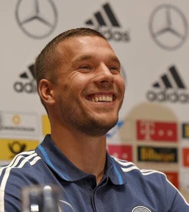 10.10.2014, Fussball Deutsche Nationalmannschaft, Pressekonferenz in Warschau (Polen) im WESTIN-Hotel. Lukas Podolski (Deutschland) lachend. 
