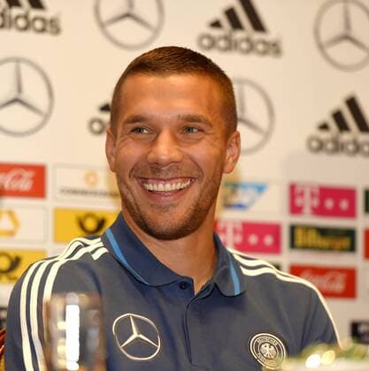 10.10.2014, Fussball Deutsche Nationalmannschaft, Pressekonferenz in Warschau (Polen) im WESTIN-Hotel. Lukas Podolski (Deutschland) lachend. 