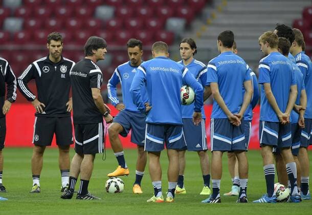 10.10.2014, Fussball Deutsche Nationalmannschaft, Training in Warschau (Polen) im Nationalstadion. Bundestrainer Joachim Löw (2.v.li, Deutschland) hat seine Mannschaft um sich versammelt. 3.v.li: Karim Bellarabi (Deutschland). 