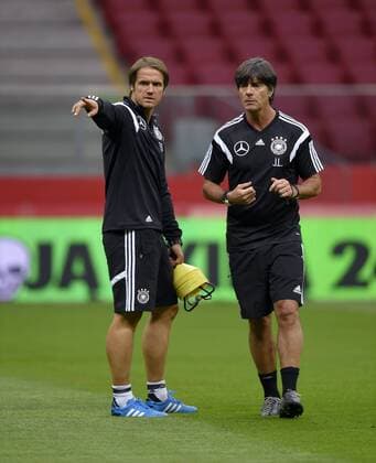 10.10.2014, Fussball Deutsche Nationalmannschaft, Training in Warschau (Polen) im Nationalstadion. v.li: Co-Trainer Thomas Schneider (Deutschland) und Bundestrainer Joachim Löw (Deutschland). 