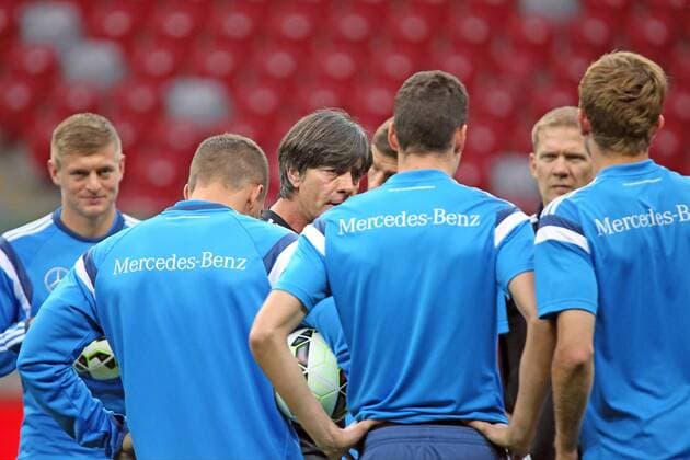 Teambesprechung der Nationalmannschaft mit Bundestrainer Joachim Löw - Training der Deutschen Nationalmannschaft in Warschau