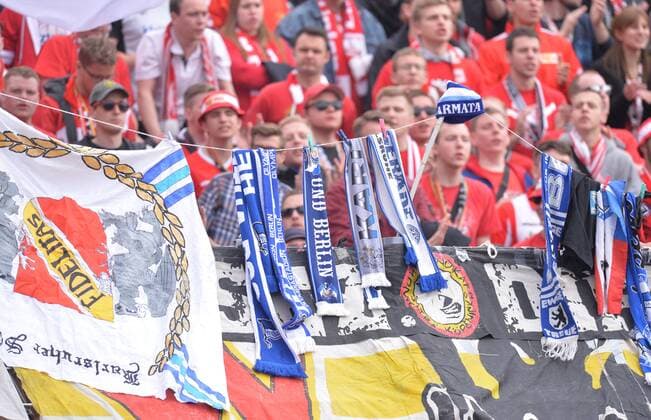 Fussball, Herren, Saison 2013 2014, 2. Bundesliga (31. Spieltag), Karlsruher SC - 1. FC Union Berlin 3.2, Fans von Union haben Schals von Hertha BSC Berlin und Karlsruher SC erbeutet, 19.04. 2014,