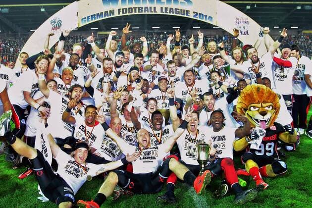 Die Lions-Spieler feiern die erfolgreiche Titelverteidigung, EP_mht