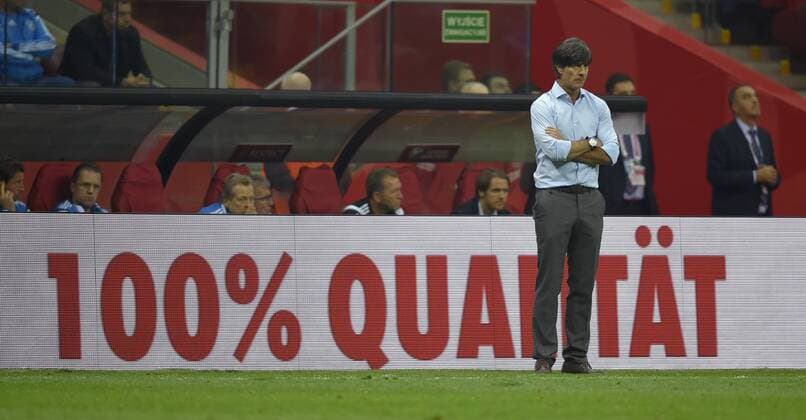 11.10.2014, Fussball Europameisterschafts-Qualifikation 2014 2015, 2.Spieltag. Polen - Deutschland, im Nationalstadion in Warschau (Polen). Bundestrainer Joachim Löw (Deutschland) nachdenklich an der Seitenlinie. Sind es 100 Prozent Qualität auf dem Platz? 
