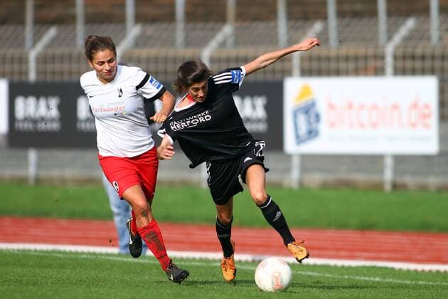 Freiburgs Anja Hegenauer (links) - Herfords Lydia Hastings (rechts) Fussball, Allianz Frauen-Bundesliga, Herforder SV - SC Freiburg xygx