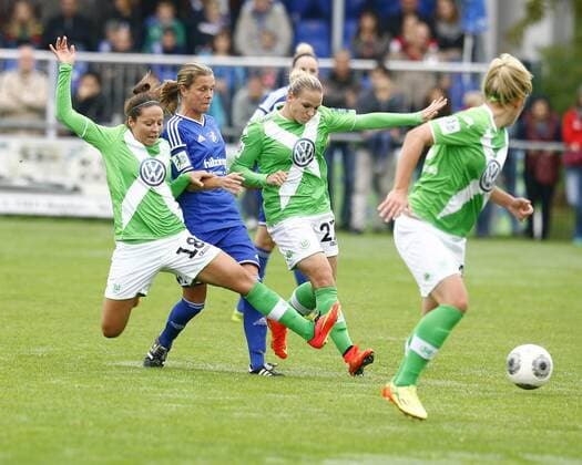 SC Sand - VfL Wolfsburg Vanessa BERNAUER, VfL Wolfsburg - Patricia HANEBECK, SC Sand - Isabel KERSCHOWSKI, VfL Wolfsburg, Aktion quer, Fußball, Frauen, Allianz-Frauen-Bundesliga Saison 2014 2015