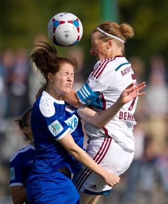 Inka WESELY (l POT) gegen Melanie BEHRINGER (BAY) Fussball Frauen 1.Bundesliga - Saison 2014 2015, 7.Spieltag: 1.FFC Turbine Potsdam - FC Bayern München in Potsdam, Deutschland am 12.10.2014,