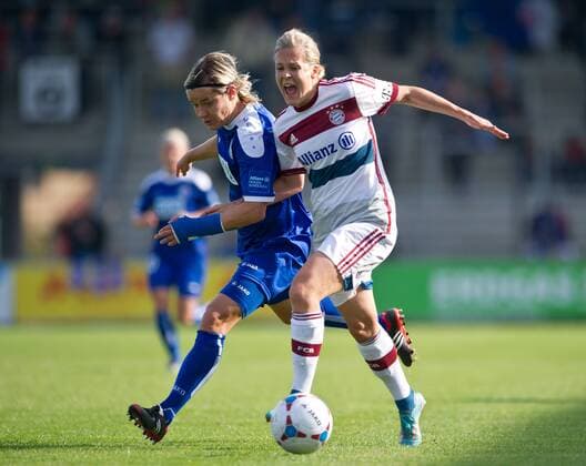 Jennifer ZIETZ (POT) gegen Vanessa BÜRKI (r BAY) Fussball Frauen 1.Bundesliga - Saison 2014 2015, 7.Spieltag: 1.FFC Turbine Potsdam - FC Bayern München in Potsdam, Deutschland am 12.10.2014,