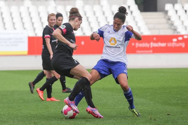 v.li.: Dominique Janssen (SGS Essen), Celia Sasic (1. FFC Frankfurt), Zweikampf, Duell, duel, tackle, Dynamik, Action, Aktion, Fussball, Allianz Frauen-Bundesliga, SGS Essen - 1. FFC Frankfurt, xozx