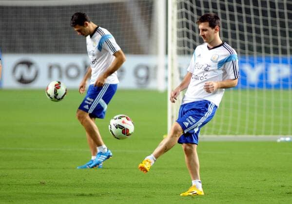Argentina s national soccer team player Lionel Messi (R) takes part in a training session one day ahead of a friendly soccer match against Hong Kong of China in Hong Kong, Oct. 13, 2014. ) (SP)CHINA-HONG KONG-FOOTBALL-FRIENDLY-TRAINING LoxPingxFai 