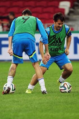 (141013) -- SINGAPORE, Oct. 13, 2014 -- Okazaki Shinji (R) and Mike Havenaar of Japan attend a training session at Singapore s National Stadium in Singapore, Oct. 13, 2014.(SP)SINGAPORE-JAPAN-FOOTBALL-TRAINING ThenxChihxWey 