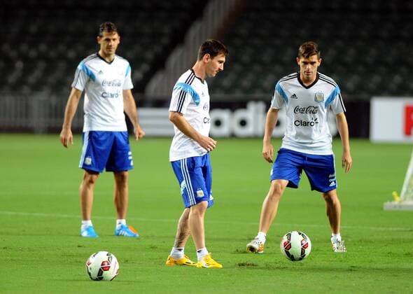 Lionel Messi, center, and players of the Argentina s national mens football team take part in a training session  20141013_13913