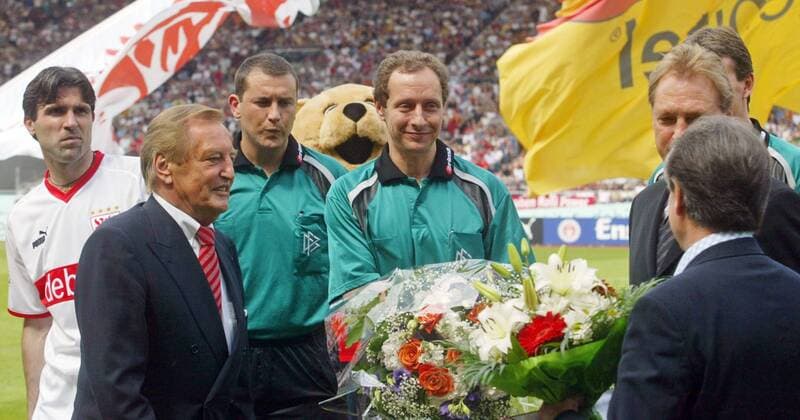 VfB Stuttgart 24.05.2003, 1. Fussball-Bundesliga, VfB Stuttgart - VfL Wolfsburg (2:0): v.l. Gerhard Mayer-Vorfelder, Hellmut Krug (Schiedsrichter).