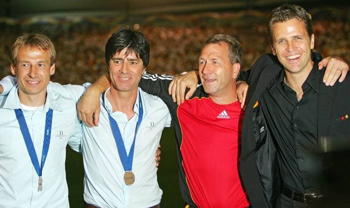 FIFA WM 2006 08.07.2006, Fussball, FIFA WM 1998 Deutschland, Spiel um Platz 3, DFB Deutschland - Portugal (3:1): v.l. Jürgen Klinsmann (Trainer), Joachim Löw (Co-Trainer),. Andreas Köpke (Torwart-Trainer), Oliver Bierhoff (Teammanager).