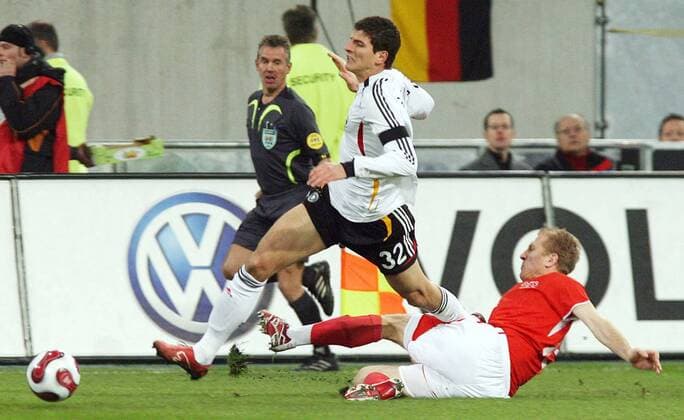 Fussball 07.02.2007, Fussball, FIFA, Länderspiel, DFB Deutschland - Schweiz (3:1): v.l. Mario Gomez (Deutschland), Stephane Grichting (Schweiz).