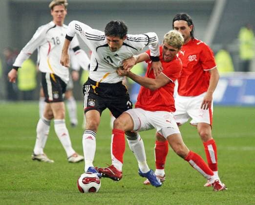 Fussball 07.02.2007, Fussball, FIFA, Länderspiel, DFB Deutschland - Schweiz (3:1): v.l. Kevin Kuranyi (Deutschland), Valon Behrami (Schweiz).