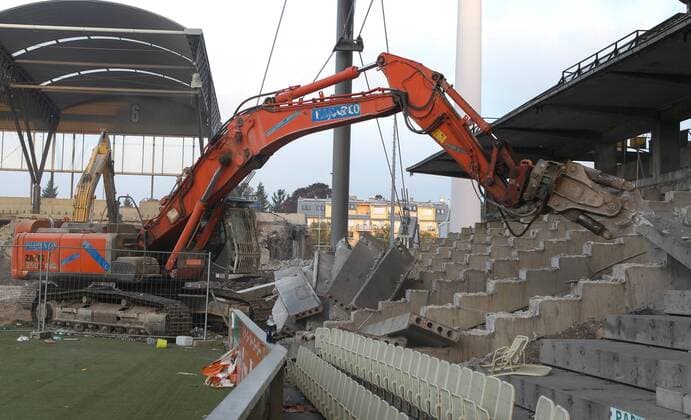 SOCCER - BL, Rapid, demolition Hanappi Stadium VIENNA,AUSTRIA,14.OCT.14 - SOCCER - tipico Bundesliga, SK Rapid Wien, demolition Gerhard Hanappi Stadium, teardown of the roof of the West stand. Image shows an excavator. 