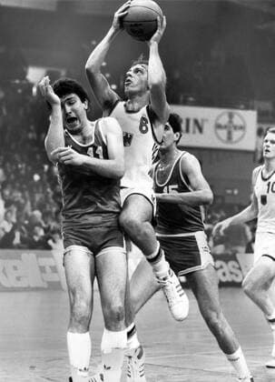 EuroBasket 2022, DBB, Historie, EM - Historie Europameisterschaft Vorrunde, BR Deutschland - Bulgarien in Leverkusen, v.li.: Mladinov (Bulgarien), Christoph Körner (BRD), Amiorkov (Bulgarien)