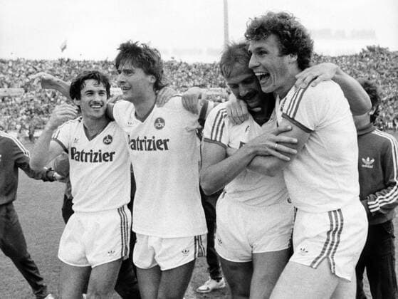 Der 1. FC Nürnberg steigt in die 1. Bundesliga auf, v.li.: Rudolf Stenzel, Günter Güttler, Thomas Brunner und Reiner Geyer