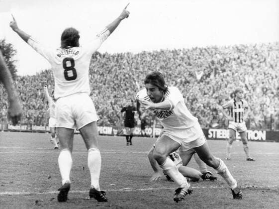 Relegationsspiel Arminia Bielefeld - 1. FC Saarbrücken: Siegfried Reich (re., Bielefeld) beim Torjubel