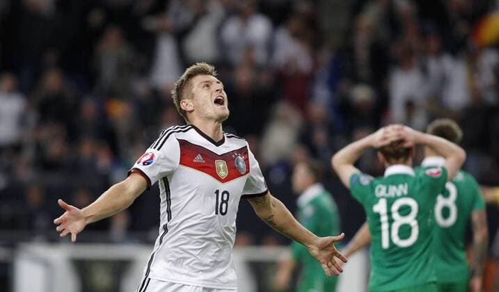 Germanys Toni Kroos celebrates scoring the 1:0 during the european qualifying match between Germany and Ireland, Veltins Arena in Gelsenkirchen on October 14., 2014. Qualifikation zur Europameisterschaft EM 2016, Deutschland gegen Irland.