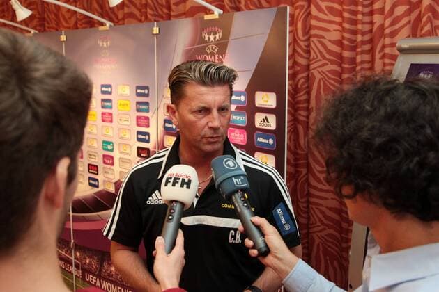 Frauenfußball. Pressekonferenz des 1. FFC Frankfurt am Mittwoch (16.10.2014) zum Rückspiel im Sechzehntelfinale der UEFA Champions League gegen WFC BIIK-Kazygurt. Cheftrainer Colin Bell (1. FFC Frankfurt) im Interview.