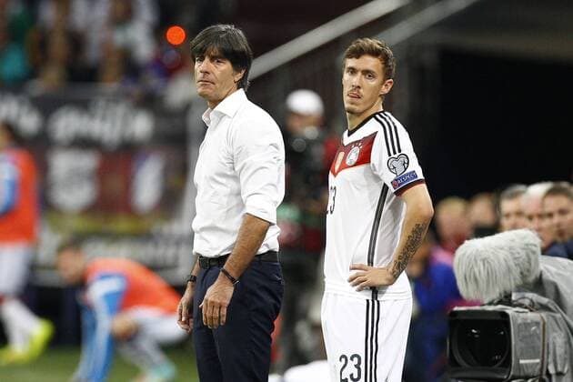 14.10.2014, Veltins-Arena, Gelsenkirchen, EM-Qualifikationsspiel, Gruppe D, Deutschland (GER) vs Irland (IRL), im Bild Joachim Loew (Bundestrainer Nationalmannschaft, li.) und Max Kruse (23, Deutschland) vor der Einwechselung Deutschland vs Irland