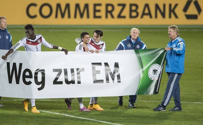 v.l. Danny DA COSTA, Leonardo BITTENCOURT, Nico SCHULZ, n.b., Trainer Horst HRUBESCH (GER) bedanken sich nach dem SPiel bei den Zuschauer mit einem Plakat, Weg zur EM , Schlussjubel. Fussball U-21 EM Qualifikation, Rueckspiel, Deutschland (GER) - Ukraine (UKR) 2:0, am 14.10.2014 in Essen Deutschland.