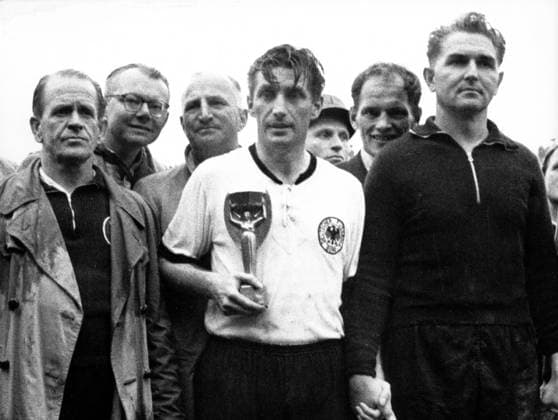 BR Deutschland, Weltmeister 1954, v.li.: Bundestrainer Sepp Herberger, Fritz Walter mit dem Coupe Jules Rimet und Torwart Toni Turek