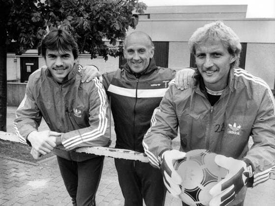SpVgg Unterhaching: Trainer Peter Grosser (Mitte) zwischen Michael Binner (li.) und Ludwig Trifellner