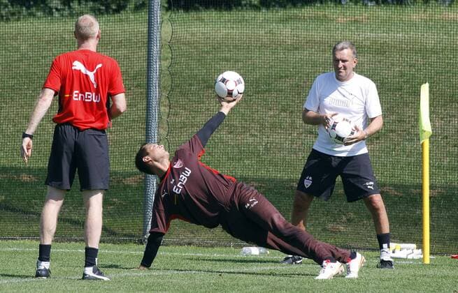 VfB Stuttgart 29.06.2008, 1. Fussball-Bundesliga, VfB Stuttgart Trainingslager Donaueschingen 2008: v.l. Eberhard Trautner (Torwart-Trainer VfB Stuttgart), Sven Ulreich, Jochen Rücker (Team-Betreuer VfB Stuttgart).