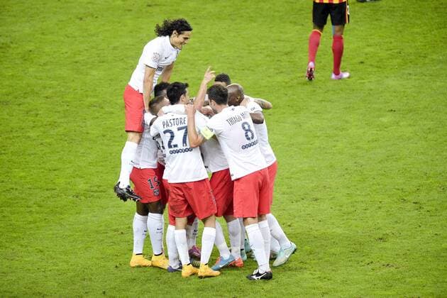 joie des parisiens apres le but de Maxwell (PSG) FOOT : RC Lens PSG - Ligue 1 - 17 10 2014 JBAutissier Panoramic 