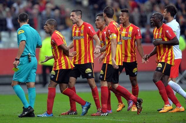 Lens players argue with a referee during the French Ligue 1 football match against Paris Saint-Germain at the Stade de France in Saint-Denis, north of Paris, France, on Oct. 17, 2014. Paris Saint-Germain won 3-1. ) (SP)FRANCE-PARIS-LIGUE1-PSG-LENS ChenxXiaowei 