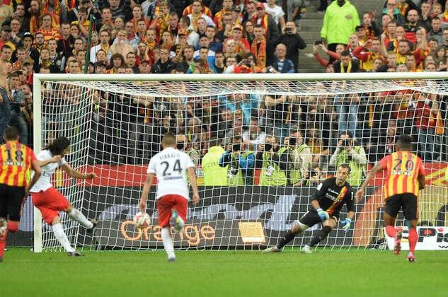 penalty Edinson Cavani (psg) - Rudy Riou (len) FOOTBALL : Lens vs Paris SG - Ligue 1 - 17 10 2014 AnthonyBIBARD FEP Panoramic 