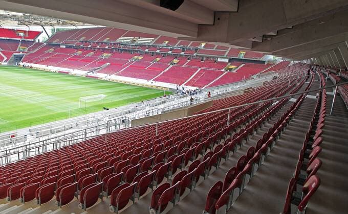 Fußball, Stadiongeschichte VfB Stuttgart Fussball Bundesliga VfB Stuttgart Pressekonferenz Umbau und Fertigstellung Mercedes-Benz-Arena Cannstatter Kurve 03.08.2011 Foto Herbert Rudel