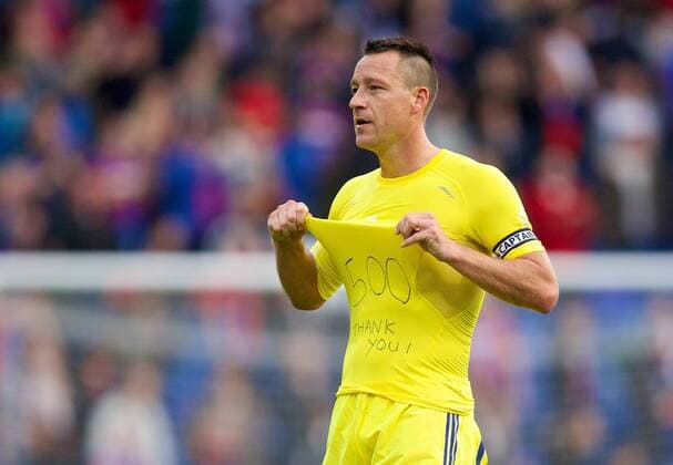 PROPAGANDA20141019 Football - soccer: Barclays Premier League, Crystal Palace FC - Chelsea FC, Chelsea s captain John Terry goes to celebrate with the fans after his 500th game during the Premier League match against Crystal Palace at Sehlhurst Park. (Hinweis: Verwendung nur in Deutschland, Österreich oder Schweiz - only Germany, Austria and Switzerland) xHOCHxZWEIx xPropagandax